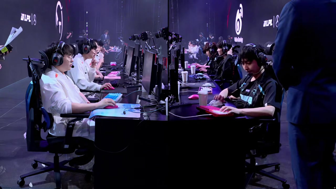HOYA维鲁斯疯狂骚扰不给回城单杀Tian掘墓 TT赢下Solo赛选择蓝色方